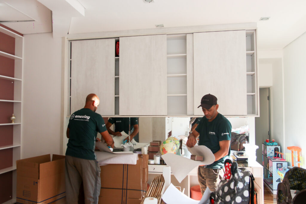 Equipe da Amexlog realizando mudança residencial